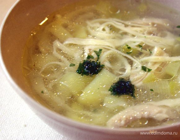 За пять минут до готовности бульона добавляем лапшу.
Через пять минут суп-лапша готов.
Накладываем в мисочки и добавляем перец, зелень по вкусу.

Приятного всем аппетита!