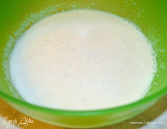 Дрожжи растворить в теплом молоке с сахаром. Дать постоять 5-7 минут. Дрожжи должны ожить!