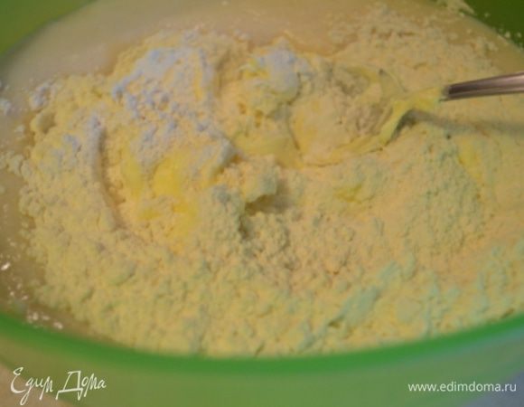 В дрожжи просеять муку с солью,