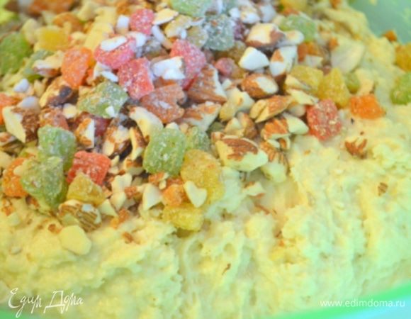 Цукаты и орехи нарубить блендером. Чтобы они были разными кусочками и ввести в тесто. Вымешать.