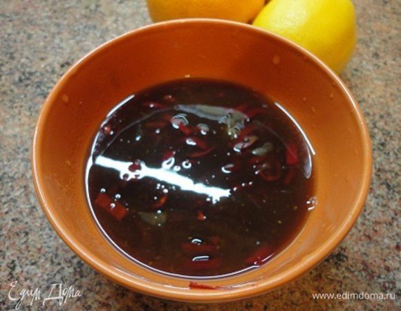 Цедру 1 лимона натереть и выжать из лимона сок. Очистить перец чили от семян, мелко нарезать и смешать с соевым соусом, медом, соусом чили, солью, цедрой и соком лимона.