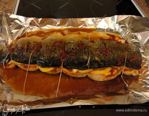 Второй кусок филе положить на первый кожей вверх. С помощью нитки связать два куска лосося вместе. Полить сверху оставшимся маринадом и оставить мариноваться в холодильнике минимум на 4 часа или на ночь. Желательно пару раз тушку перевернуть, чтобы мариновалась равномерно.