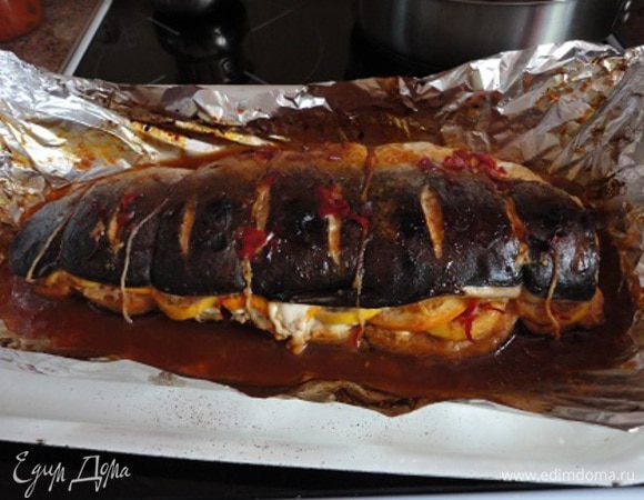 Готовую рыбу слегка остудить, удалить нити и гарнировать и подавать по своему усмотрению. Возможен такой рецепт:  сварить рис. Нагреть оливковое масло в сковороде и обжарить мелко нарезанный лук и перец (нарезанный мелкими кубиками) в течение 5 минут. Добавить кукурузу, рис и хорошо перемешать.