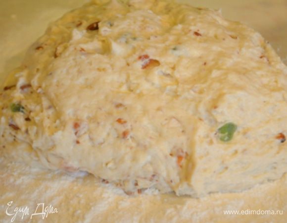 Тесто выложить на стол, присыпанный мукой, выместить его еще. По необходимости добавить еще муки, чтобы тесто не липло.  Делим его на 2 равные части.