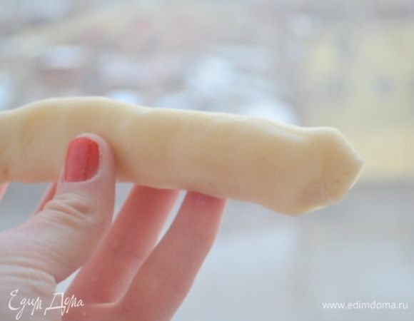 Из марципана скатать колбаску по длине как и длина теста.