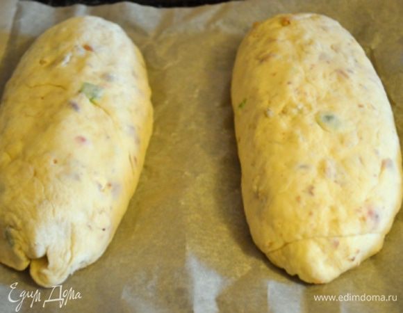 Делаем так оба рулета, кладем на противень, накрываем полотенцем и даем постоять еще 40 минут. За это время тесто немного поднимется и подойдет. 