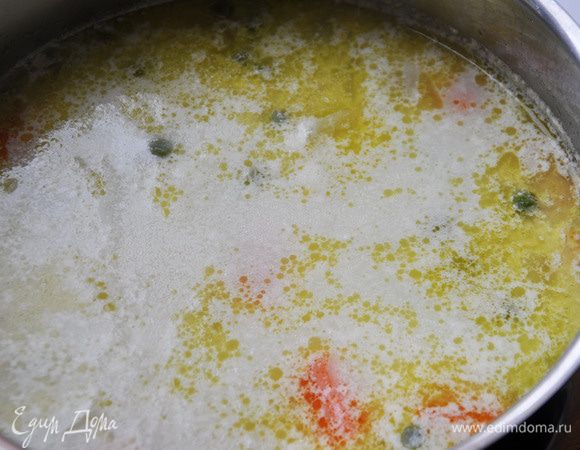 Сварить все овощи крупными кусочками в бульоне. За 10 минут до конца варки добавить горошек. Посолить, налить масло и сливки и прокипятить минутку.