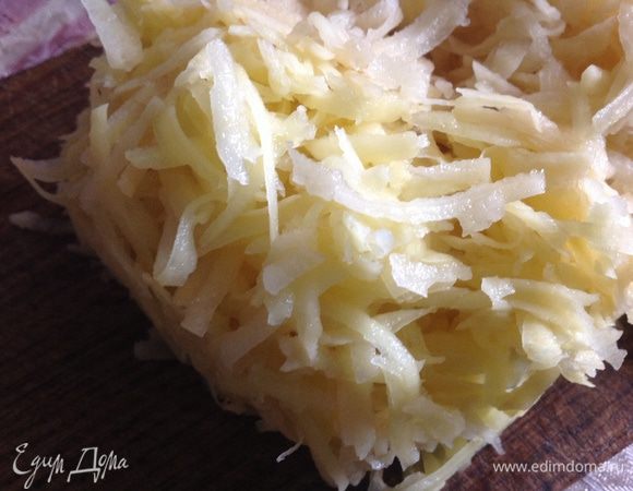 Картофель натереть на крупной терке.