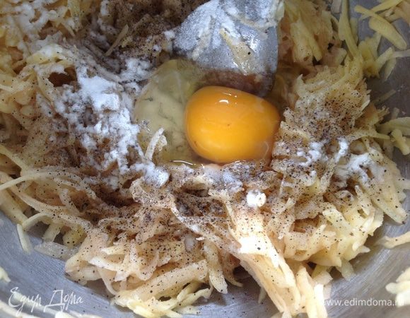 Добавить к картофелю соль, перец, разрыхлитель и яйцо. Все хорошо перемешать.