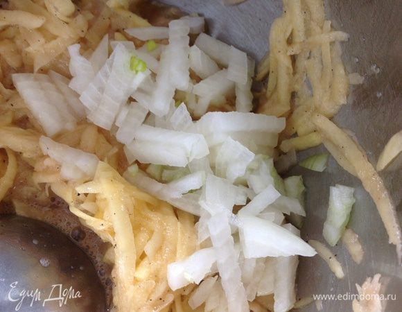 Лук очистить, вымыть, мелко нарезать и добавить к картофелю,