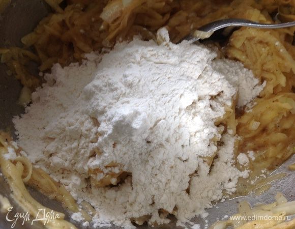 затем добавить муку. Все хорошо перемешать и приступать к жарке.