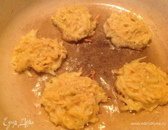 Выкладываем на раскалённую сковороду столовой ложкой. Жарим с двух сторон до золотистой корочки.