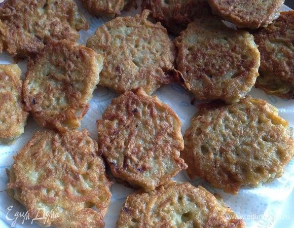 Готовые деруны сложить на салфетку, чтоб она впитала лишний жир!