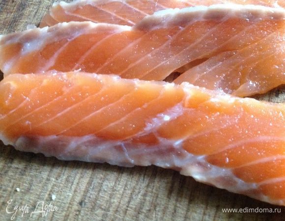Семгу тонко нарезать.