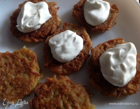 На дерунчик положить чайную ложечку крем-фреша (или 20-25% жирности сметаны).