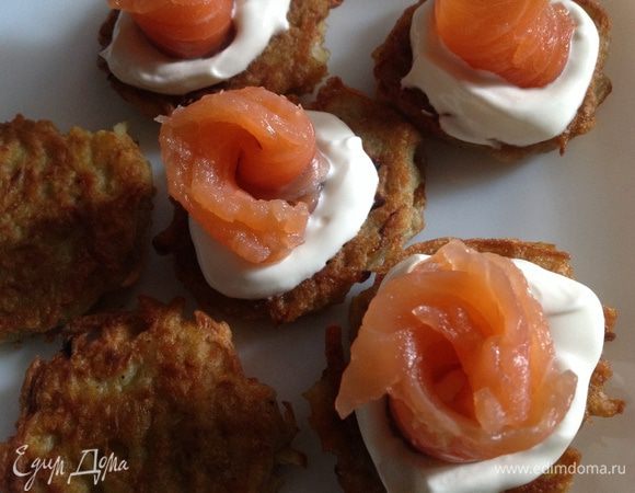 Сверху кусочек рыбки (сформировать розочку) и украсить веточкой петрушки! И подавать к столу!)
