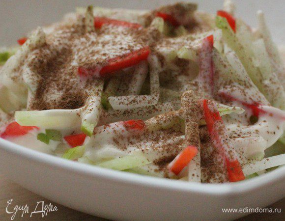 Салат третий - ДЕСЕРТНЫЙ...
Яблоко, морковь  и сельдерей нашинковать соломкой. Заправить ряженкой и посыпать корицей.