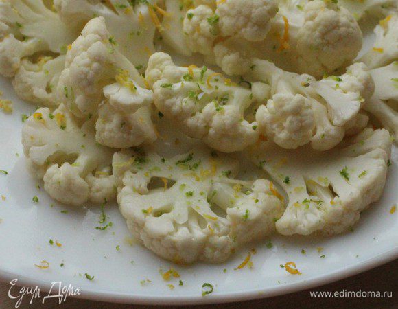 Салат четвертый - КАПУСТА ЦВЕТНАЯ, МАРИНОВАННАЯ... 
Цветную капусту нарезать тонкими ломтиками... Можно разобрать на соцветия, но тогда потребуется немного больше времени для приготовления... Положить в глубокую чашку и обильно осыпать крупной солью. Хорошо перемешать и оставить на 15-20 минут. По истечении этого времени капусту хорошо промыть под проточной водой, откинуть на дуршлаг и дать стечь всей воде... Затем полить соком лайма, посыпать цедрой лимона и лайма...  Очень вкусная хрустящая капуста...