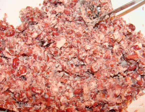 Раздавить так, чтобы некоторые фасолинки остались целыми. Кому нравится, можно растереть в пюре.