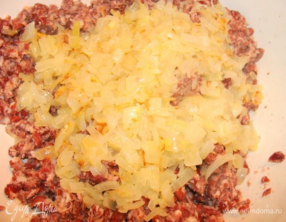 Все овощи порезать мелким кубиком. Обжарить все поотдельности на растительном масле. Это лук.