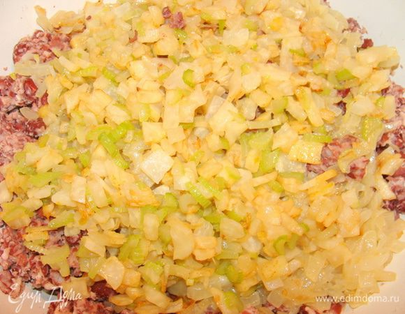 Сельдерей обжарить весь вместе.