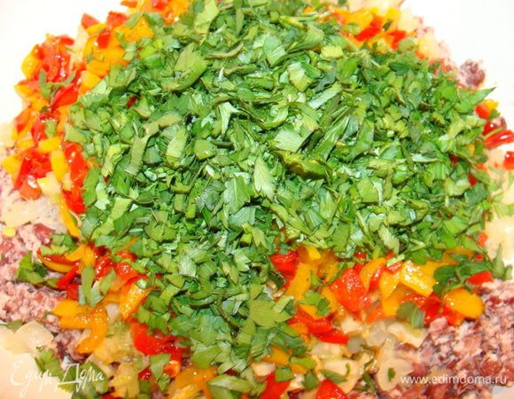 Зелень петрушки без веточек, мелко порезать и добавить ко всему остальному.