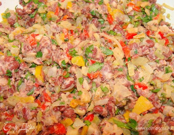 Посыпать смесью перцев по вкусу, перемешать. Получится такое "веселенькое" лобио.