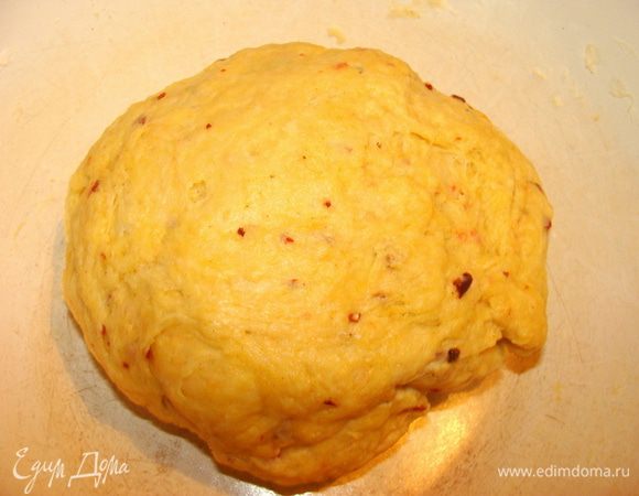 Муку просеять, смешать с 1 ч/л соли, куркумой и паприкой. Сделать углубление, влить масло и воду, замесить тугое тесто. За счет масла, оно не будет прилипать к рукам. По консистенции тесто должно получиться как для пасты.