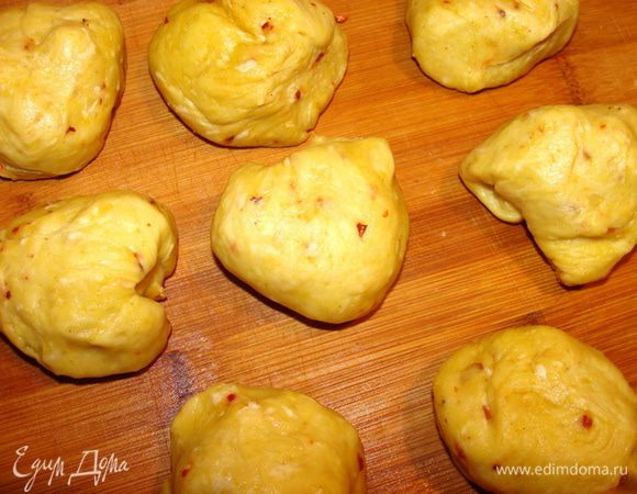 Разделить тесто на 16 одинаковых кусочков.