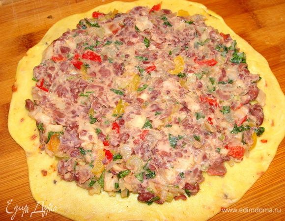 Выложить сверху две полные столовые ложки с большой горкой лобио, рваномерно распределить по кругу, оставляя зазор в 1-1.5 см.