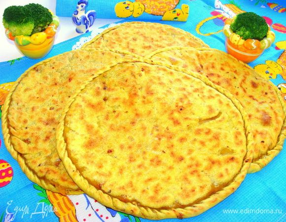 Перед тем как накрыть вторым пластом теста, сверху лобио можно посыпать тертым сыром.