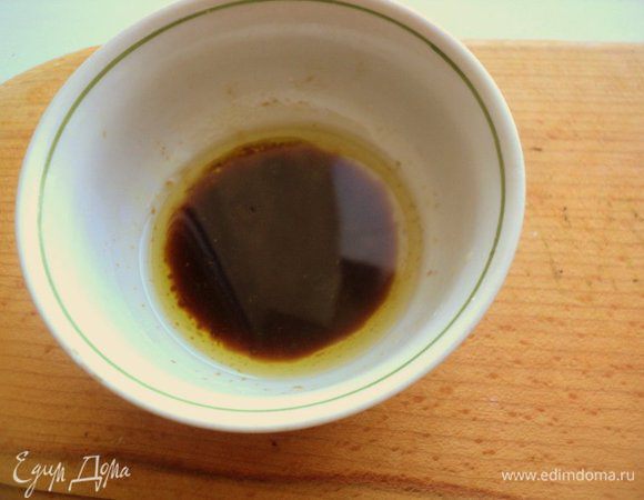 Приготовим заправку: смешаем оливковое  масло, соевый соус, бальзамический уксус, мед, добавим по вкусу соль и белый перец.