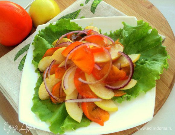 На блюдо выложить листья салата. Сверху разложить пластинки яблока и хурмы, чередуя их, и полукольца лука. Сверху полить соусом. Приятного аппетита!