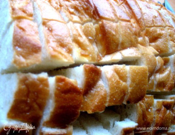 Теперь нужно разрезать батон вдоль (тоже не до конца!), придерживая рукой.