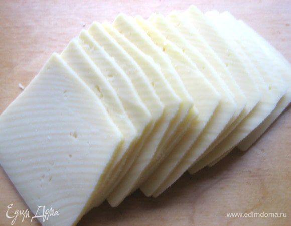 Сыр нарезать на ломтики.