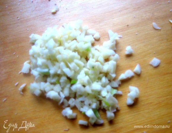 Чеснок измельчить.