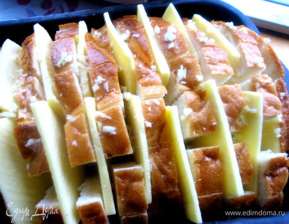 Опять раздвигаем ломтики и сыр и насыпаем везде чесночную крошку.