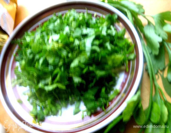 Зелень порубить любую. Можно зелёный лук. У меня петрушка и листочки сельдерея.