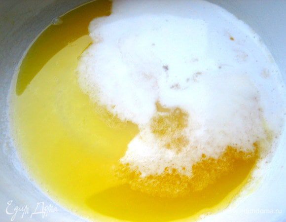 Масло растопить в разогревающейся духовке.