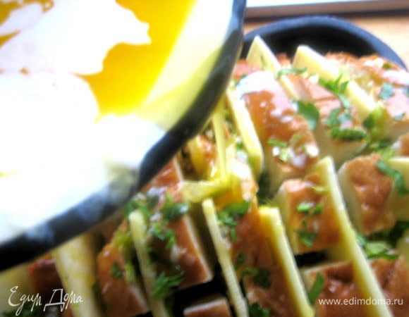 Полить по всей поверхности хлеба.