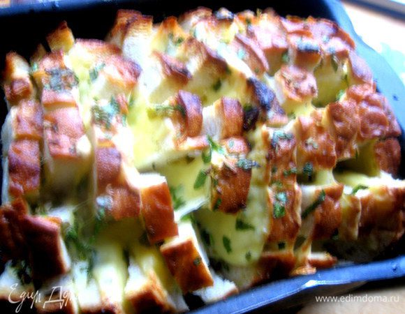 Выпекаем минут 20-25 до расплавления сыра. Если у вас духовка хорошо печёт верх, накройте вначале хлеб фольгой, а потом её уберите.