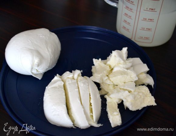 Моцареллу нарезать небольшими кубиками и положить в дуршлаг, дать стечь сыворотке, но при этом собрать ее в миске. Не выбрасывать! 