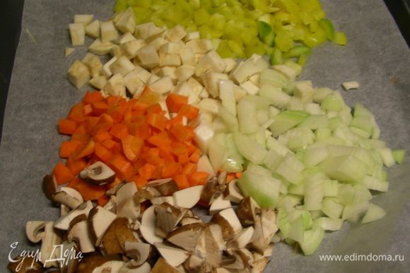 Разогреваем духовку до 190 гр. Овощи и грибы режем кубиком. В большой салатнице перемешиваем овощи и добавляем оливковое масло. Перемешиваем, чтобы оно покрыло все овощи.