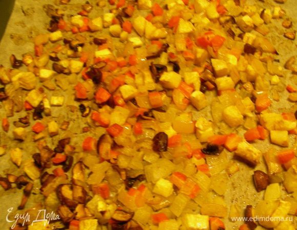 Противень застилаем бумагой для выпечки и выкладываем на него овощи в один ряд. Запекаем их минут 50 до золотистого цвета, периодически перемешивая.