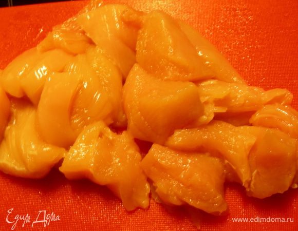 Куриное филе режем небольшими кусочками.