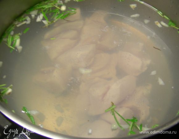 В кастрюлю вливаем бульон, добавляем куриное филе, измельченный чеснок и розмарин (свежий или сушеный), соль по вкусу. Доводим до кипения, уменьшаем огонь и готовим на маленьком огне 30 минут (удобно это делать параллельно, пока овощи запекаются).
