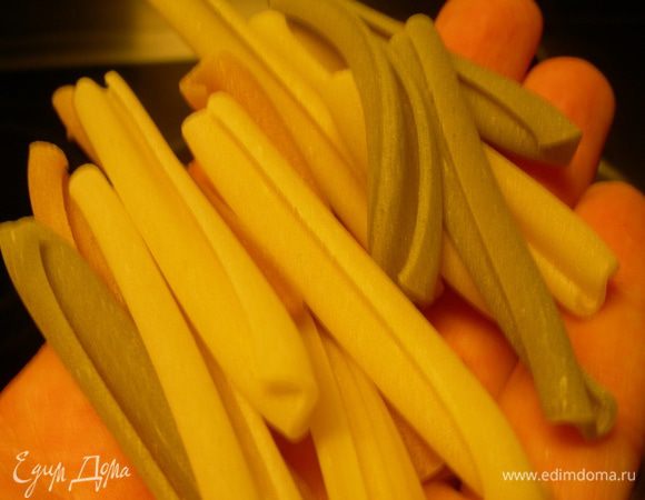 Доводим суп до кипения. Добавляем пасту (у меня были вот такие крупные макароны). Помешиваем. Снимаем суп с огня.
