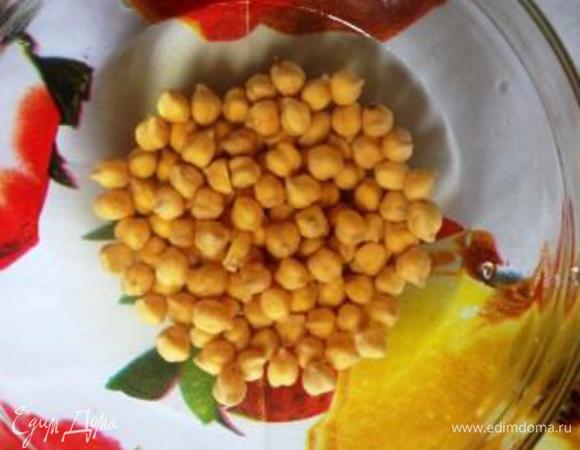 Горох (у меня нут) залить водой и оставить набухать на ночь.
Утром вымыть и отварить до готовности (но, чтобы не разварился).