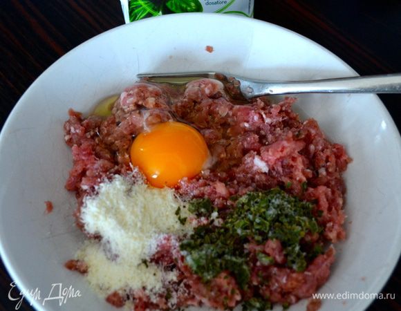 Соединить смешанный (свинно-говяжий) фарш, яйцо, 1 ст.л. тертого пармезана, немного рубленного базилика и 1/3 часть от нарезанной моцареллы. Перемешать, лучше всего руками...