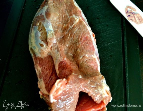 Острым ножом проделать глубокий надрез в мякоти (важно не прорезать мясо насквозь!) наподобие "кармана". 